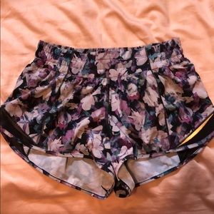 Lululemon shorty Hot shorts 2.5 inseam